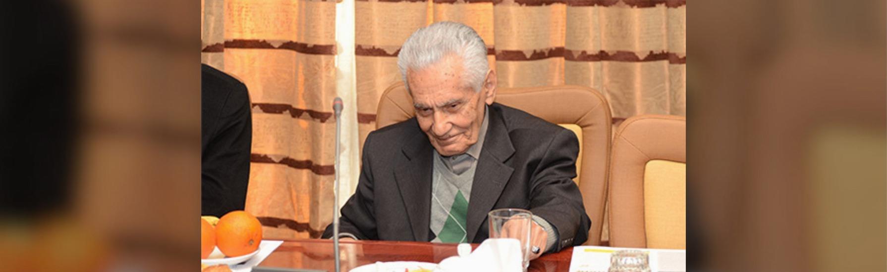 اخضر متجذرة